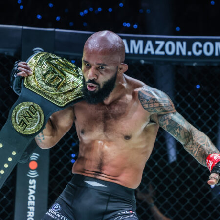 Эмоциональный момент Деметриуса Джонсона с бойцом ‘Смертный Приговор’ после его первой победы под тренерством