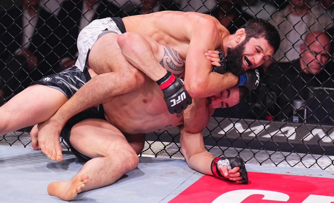 Preview UFC представил постер главного боя года: Дрикус Дю Плесси против Хамзата Чимаева