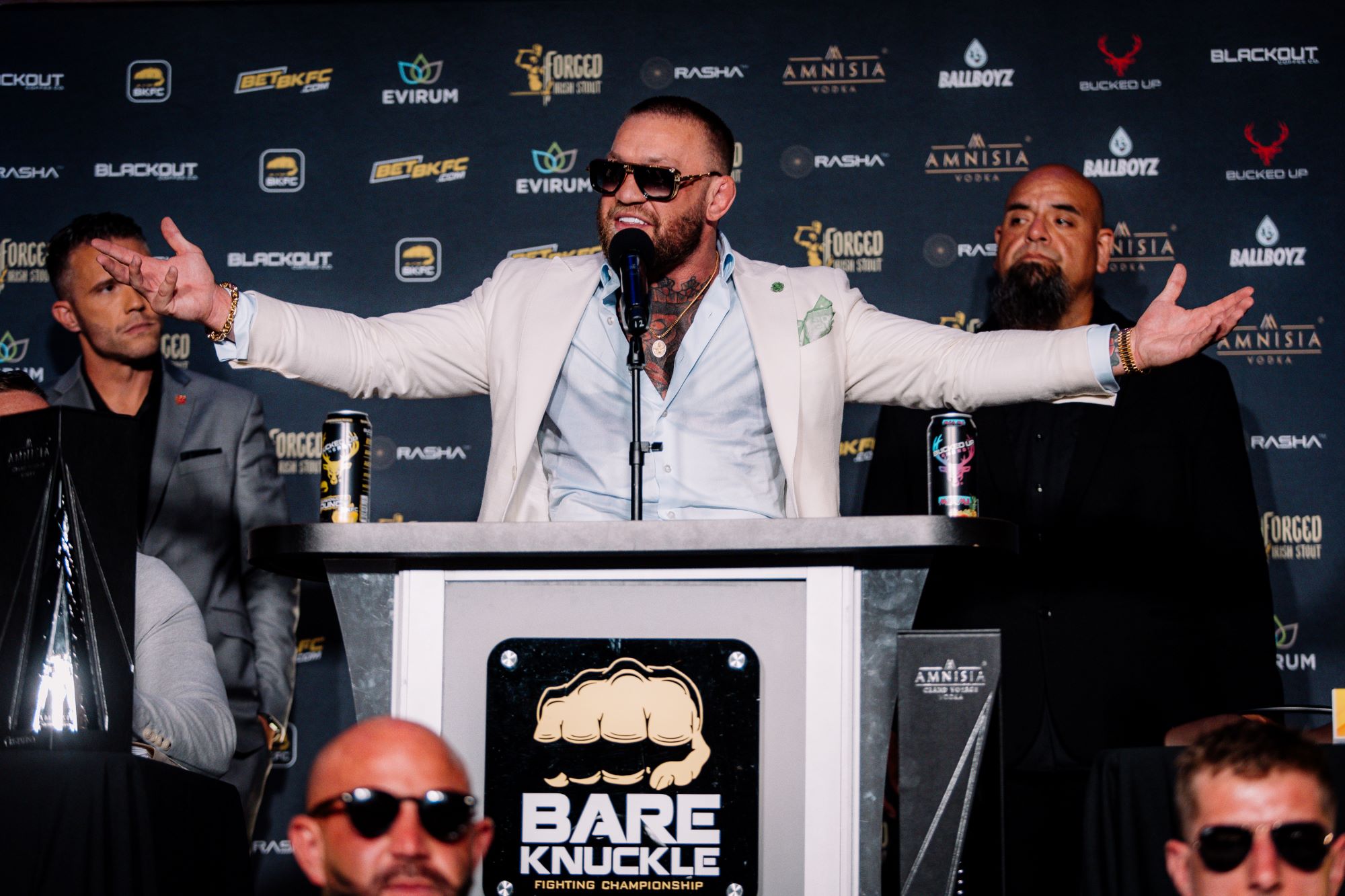 Preview Конор МакГрегор делится успехом: Бойцам BKFC предложены акции компании