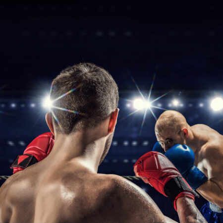 Эр-Рияд Готов к Грандиозному Вечеру Бокса: Схватка Опыта и Молодости на Ринге