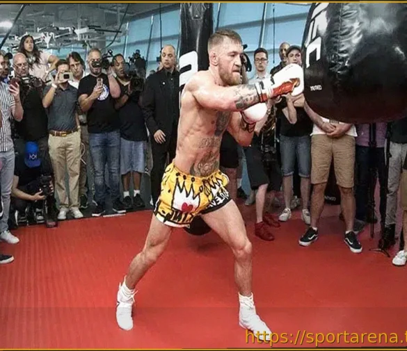 Конор Макгрегор вернулся на ринг: «Печально Известный» провел выставочный бой в Дублине